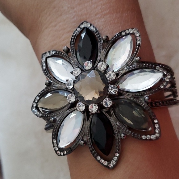 BLACK FLOWER SILVER TONE GEM BRACELET CHUNKY ECLECTIC BLING MAXIMALIST STATEMENT - Picture 1 of 5